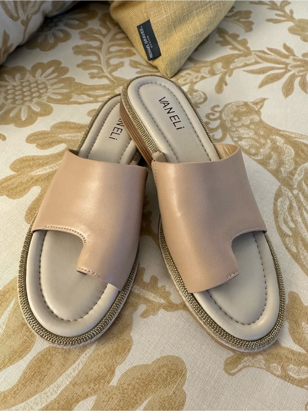 NWOT Vaneli Slides with Toes Loop